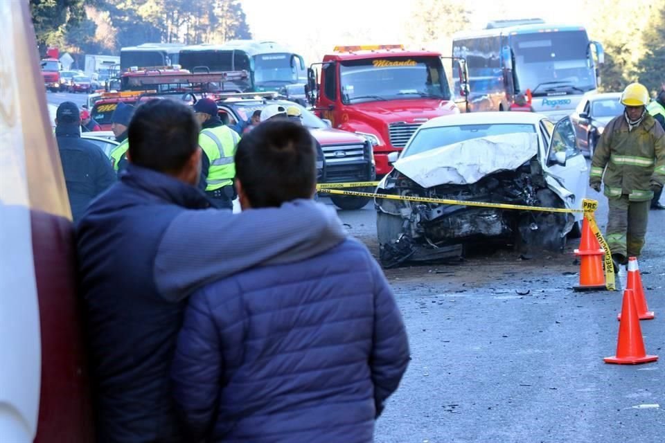 Dos personas que viajaban a bordo de un taxi murieron a chocar contra otro automóvil en el kilómetro 38 de la carretera México-Toluca.
