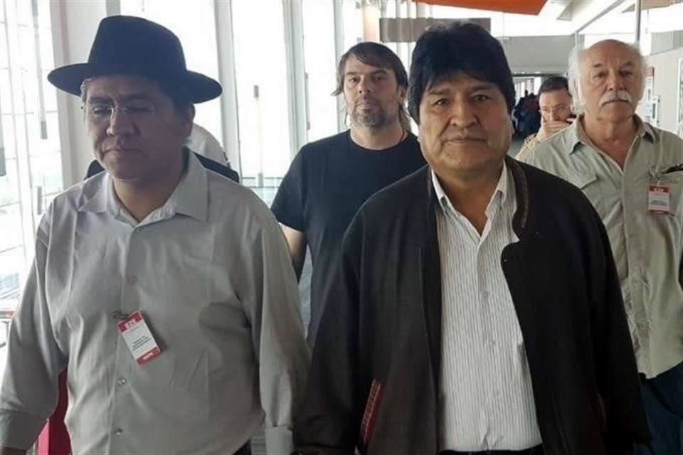 El ex Presidente Evo Morales dijo que se reunió en Argentina con líderes de su partido MAS para preparar campaña para comicios en Bolivia.