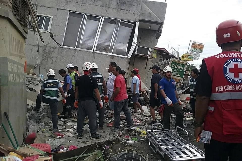 Al menos cuatro personas murieron debido al terremoto de 6,8 grados que sacudió hoy la isla de Mindanao.