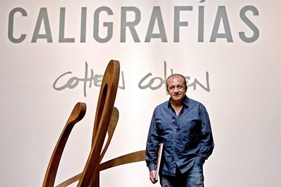 El artista Moisés Cohen exhibe sus esculturas llamadas 'Caligrafías'.