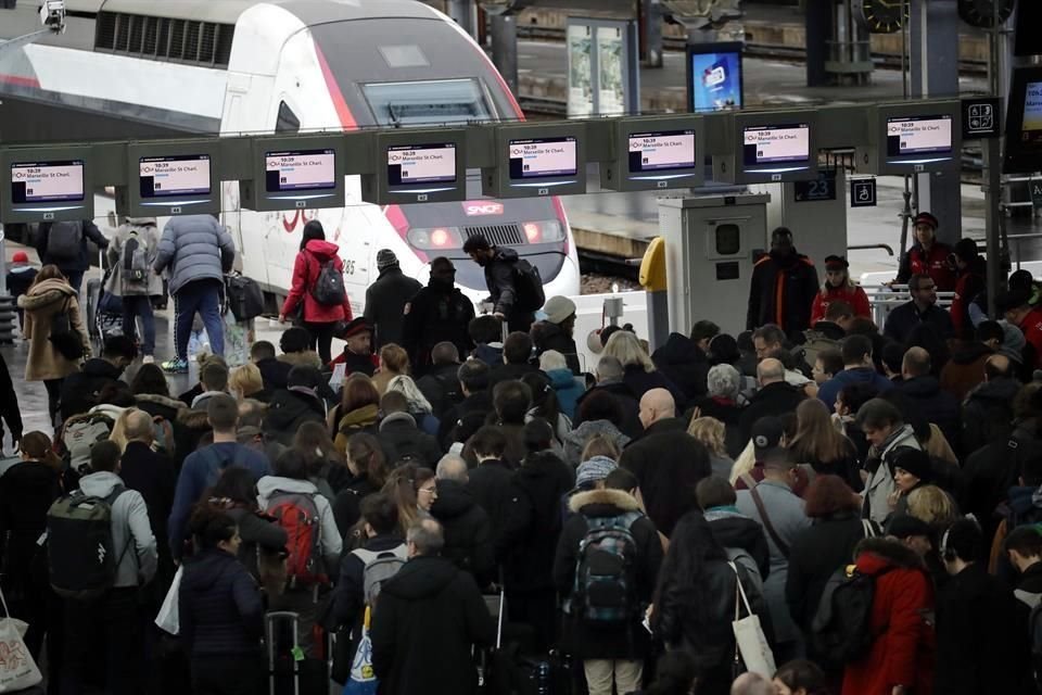 Este viernes, por décimo sexto día consecutivo, la huelga contra la reforma de pensiones afectará a millones de usuarios de los ferrocarriles y al transporte metropolitano de París.