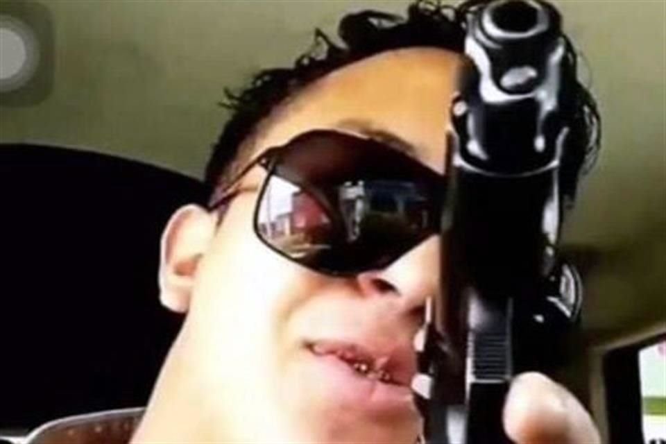 En la grabación se observa al joven Fraysede Ruiz en el interior de un vehículo y portando una pistola tipo escuadra.