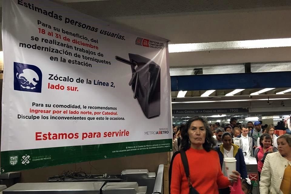 Los dispositivos también buscan agilizar los accesos saturados, como ocurre con frecuencia en la estación Zócalo.