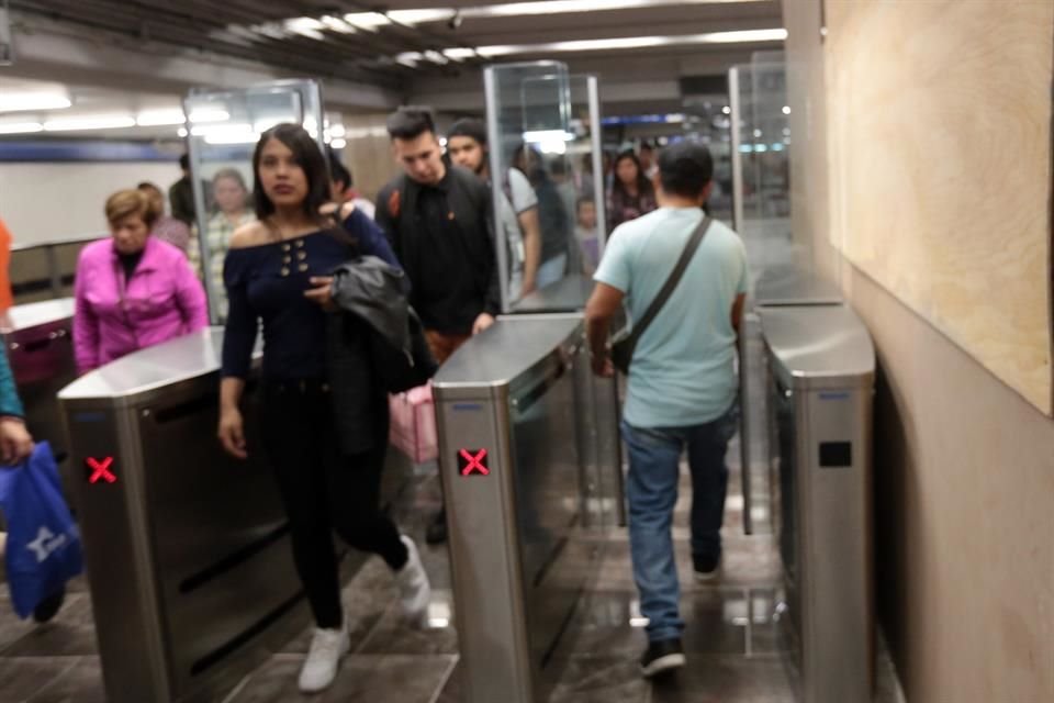 Para evitar que los usuarios del Metro evadan pago, el STC activará una prueba piloto con torniquetes inteligentes y cámaras de seguridad.