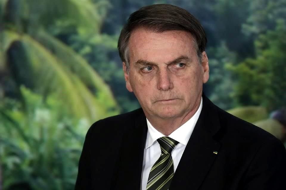 El Presidente de Brasil Jair Bolsonaro fue hospitalizado este lunes tras una caída en la oficina presidencial, informó su oficina.