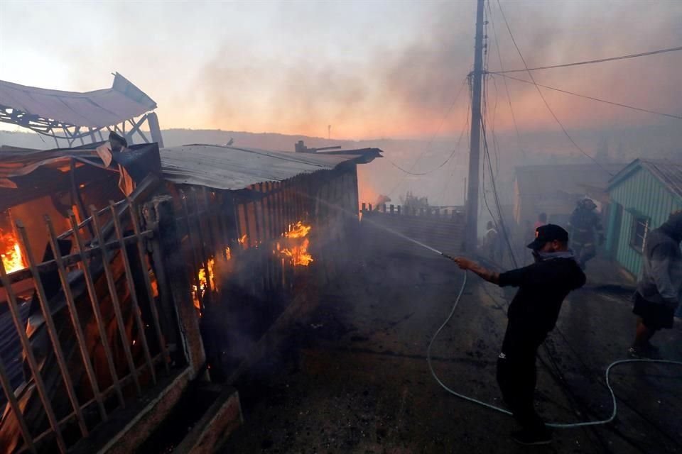 Más de cien casas fueron consumidas por incendios forestales registrados ayer y esta madrugada en barrios de puerto de Valparaíso, en Chile.