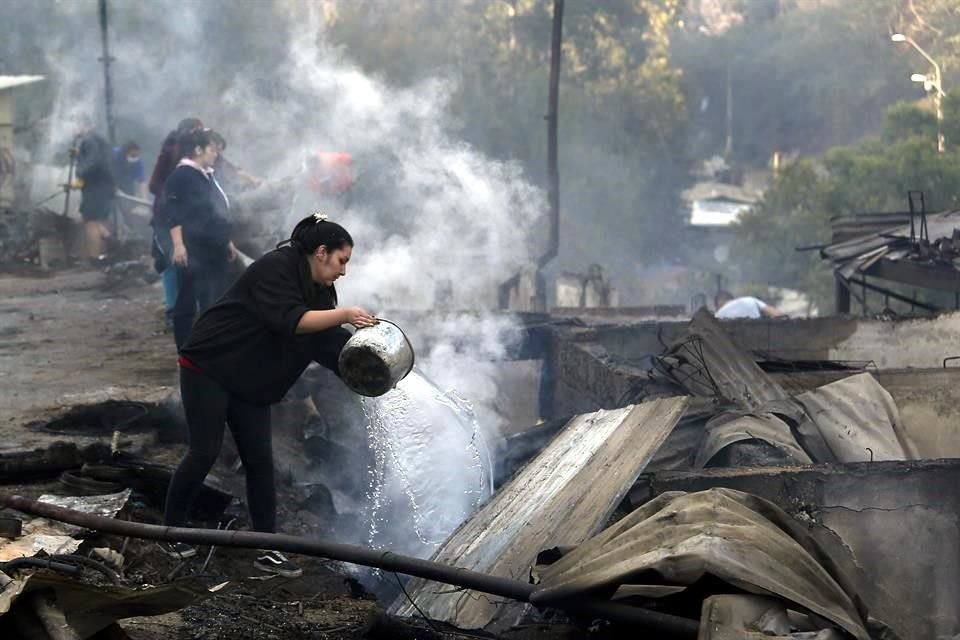 Más de cien casas fueron consumidas por incendios forestales registrados ayer y esta madrugada en barrios de puerto de Valparaíso, en Chile.