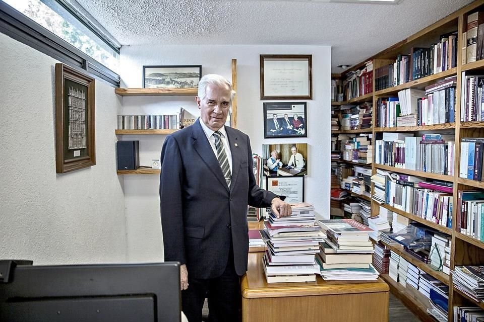 Este año fue reconocido este año con el Premio Nacional de Artes y Literatura en Historia, Ciencias Sociales y Filosofía.