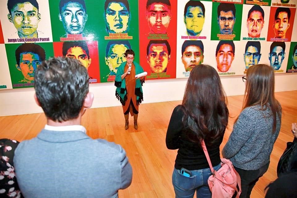 Taiyana Pimentel, directora de Marco, encabez el pase de lista de los 43 normalistas desaparecidos, cuyos retratos son parte de la expo de Ai Weiwei.