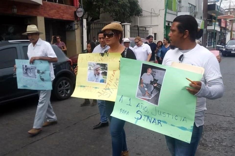 Familiares, amigos e integrantes del Centro de Derechos Humanos el Coloso de Piedra marcharon en Tuxtla Gutiérrez, Chiapas, para exigir justicia por el asesinato del activista Sinar Corzo Esquinca.