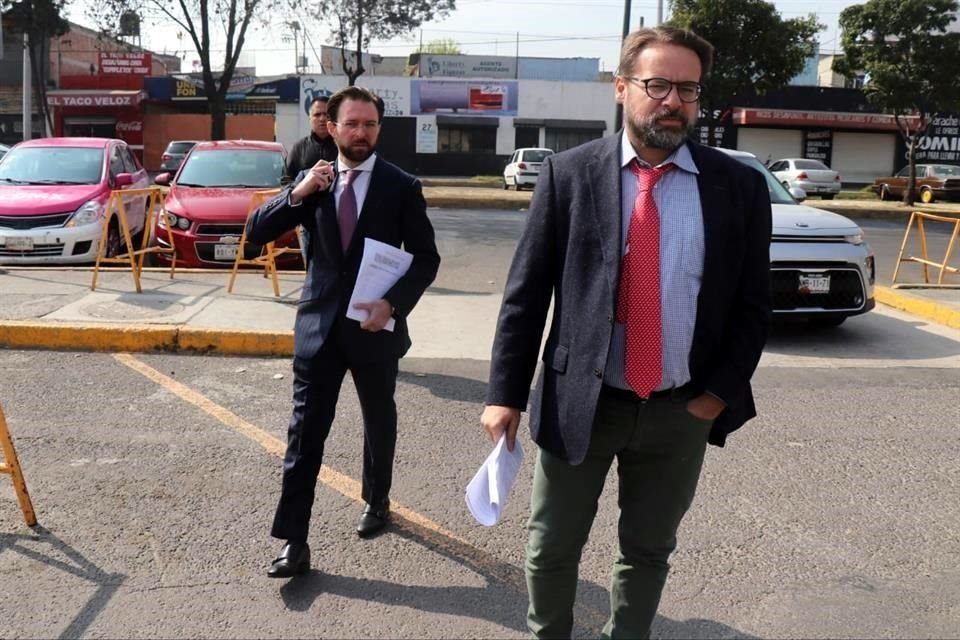 Ricardo Antonio Reyes Retana (derecha) arribó al Reclusorio Norte donde se realiza la audiencia que determinará el futuro de Javier Duarte.