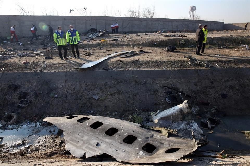 Avión ucraniano accidentado en Teherán, en que murieron 176 personas, habría sido derribado por un misil iraní, según funcionarios de EU.