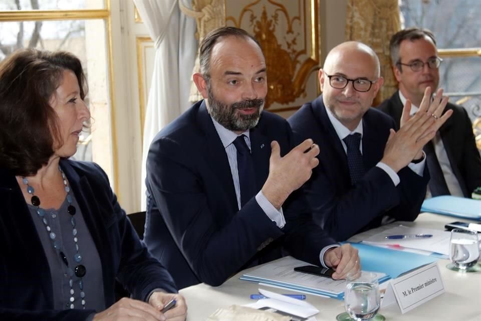 Primer Ministro francés (segundo de izquierda a derecha) dijo que retirará temporalmente la propuesta de elevar la edad de retiro para cobrar pensión completa.