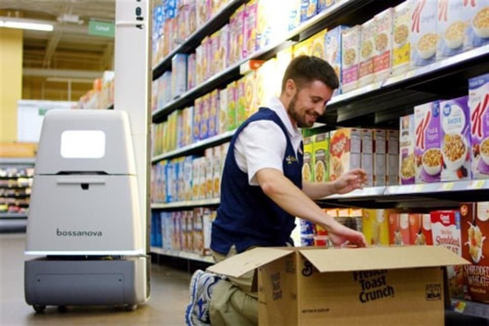 Los clientes quedaron boquiabiertos cuando Walmart puso el primer robot Bossa Nova en una tienda en la zona rural de Pensilvania en 2016.