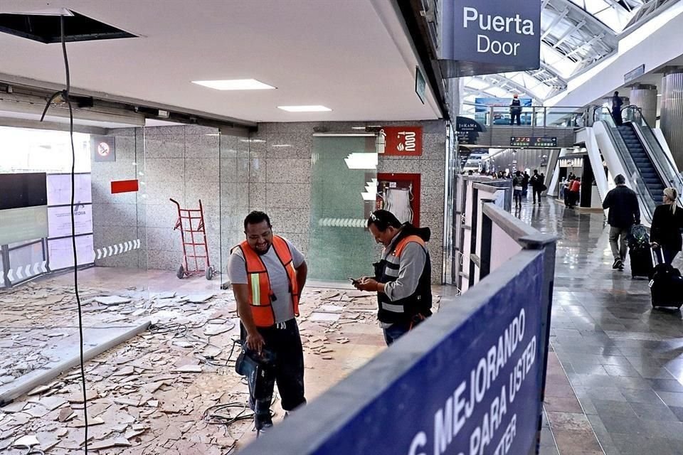 REPARACIÓN. En la Terminal 1 hay zonas cerradas, plafones dañados, malos olores y trabajos para reparar los daños estructurales que presenta el edificio.