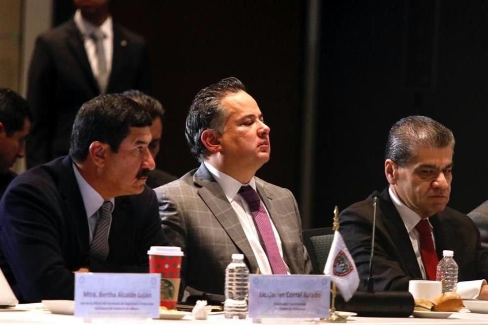 Santiago Nieto, de la UIF, con los Gobernadores Javier Corral, de Chihuahua, y Miguel Riquelme, de Coahuila.