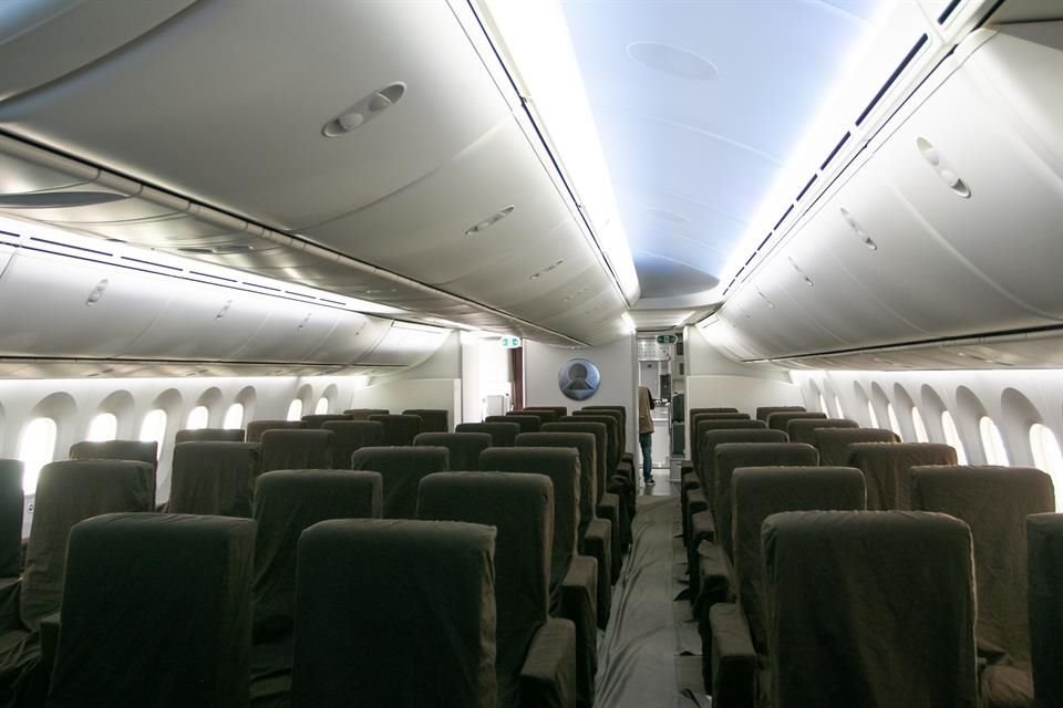 En el folleto, presentado por el Presidente se afirma que la aeronave puede acomodar hasta 80 pasajeros en su configuración de cuatro secciones.