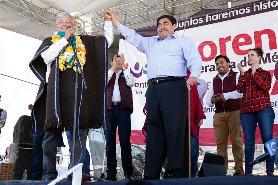 Miguel Barbosa y Andrés Manuel López Obrador, en el municipio de Zoquitlán. Febrero de 2018.