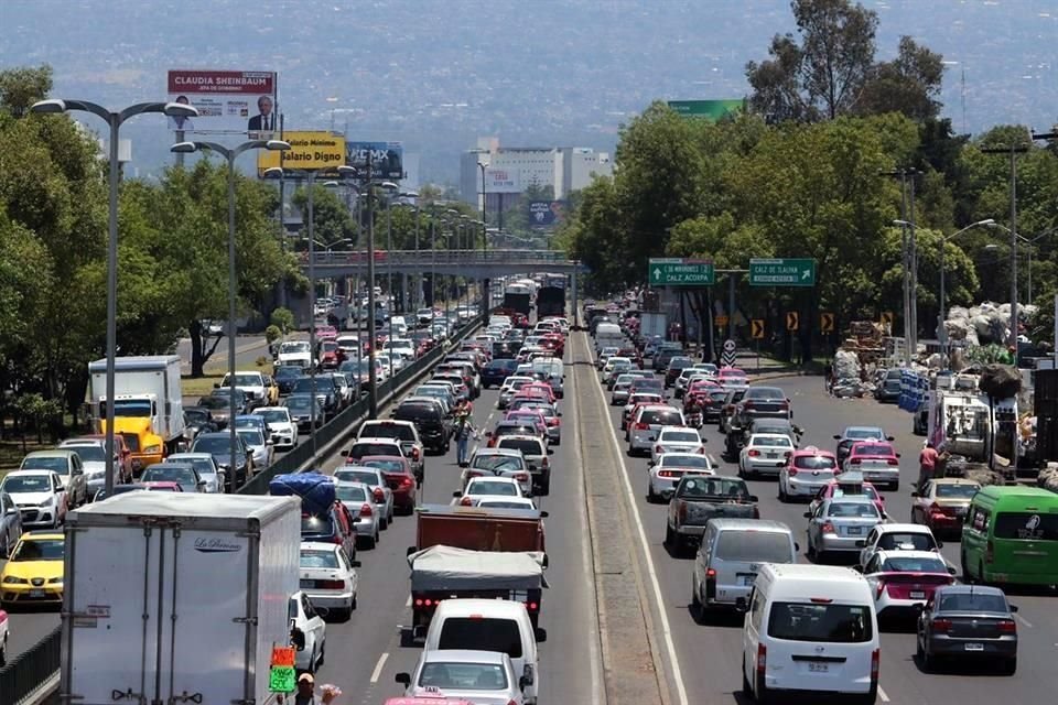 Por el choque entre 2 pipas y un triler, un tramo de la Autopista Mxico-Cuernavaca sigue cerrado, lo que ha provocado caos vial en Tlalpan.