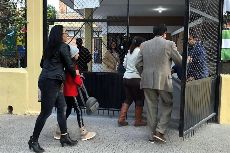 Estudiantes de sexto grado del Colegio Cervantes, en Torreón, acudieron hoy junto a sus padres a una sesión de apoyo emocional, a cargo de catedráticos de la Universidad Iberoamericana.