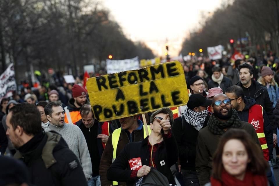Manifestantes marcharon en París y otras ciudades de Francia en contra de la reforma de pensiones de Macron, pese a recientes concesiones.