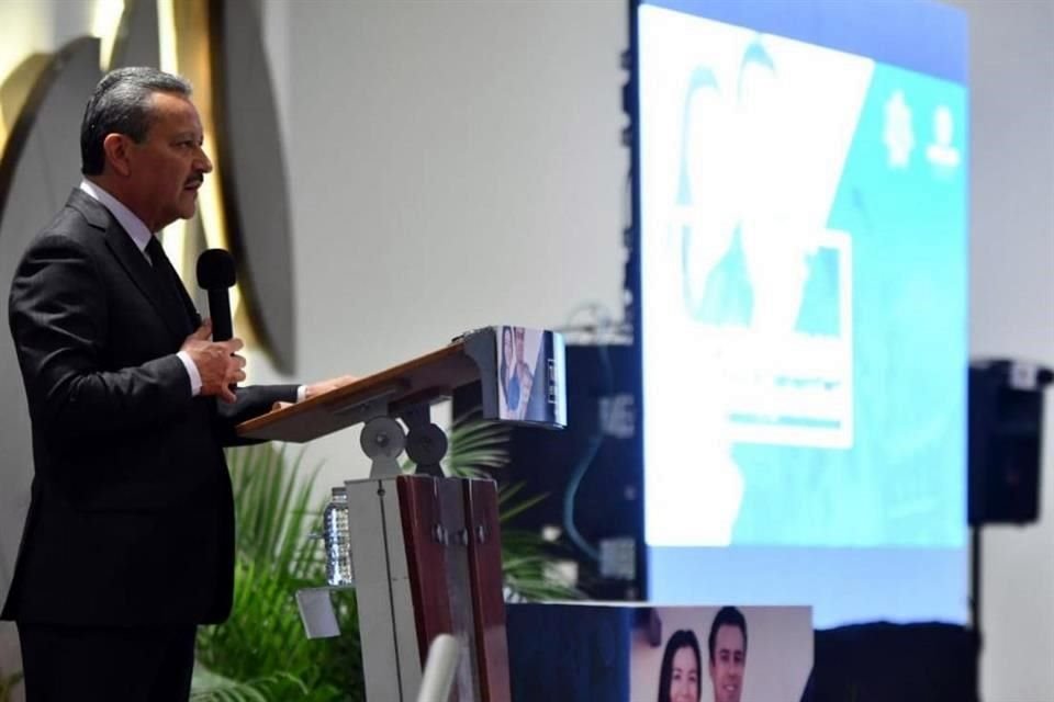 El Alcalde panista Ricardo Ortiz en un informe de seguridad.