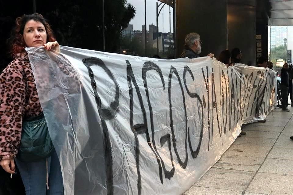 Ayer, artistas y trabajadores bloquearon la sede de la Secretaría de Cultura, en demanda de pagos que se les adeudan desde el año pasado.