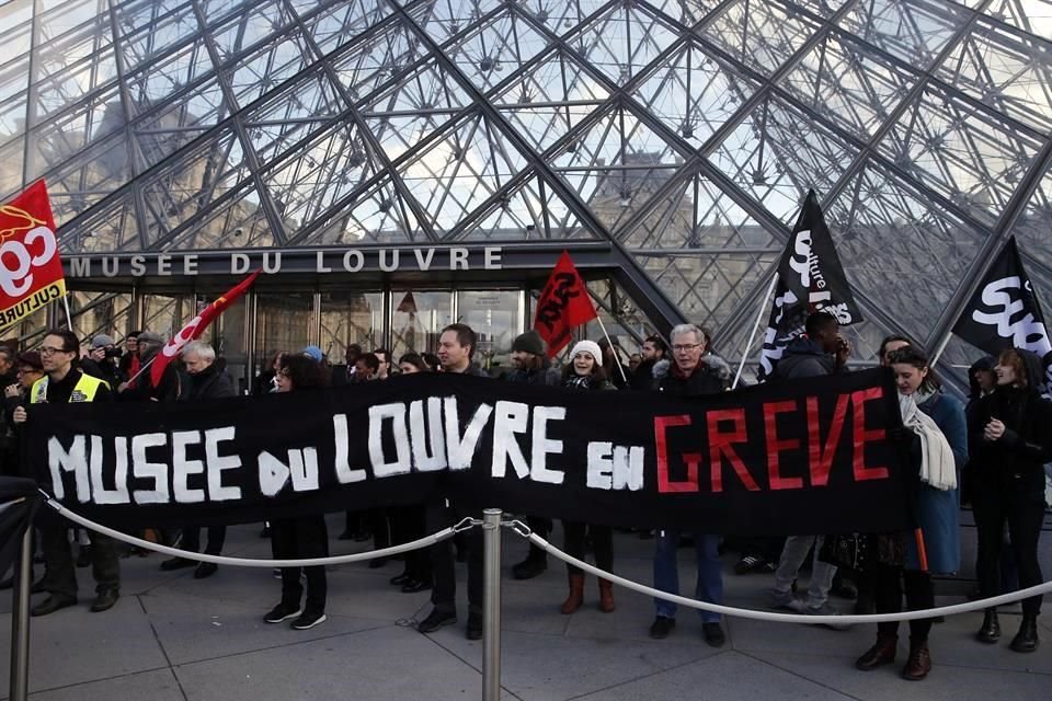 Manifestantes contra reforma de las pensiones del Gobierno francés impidieron la apertura del Museo del Louvre.