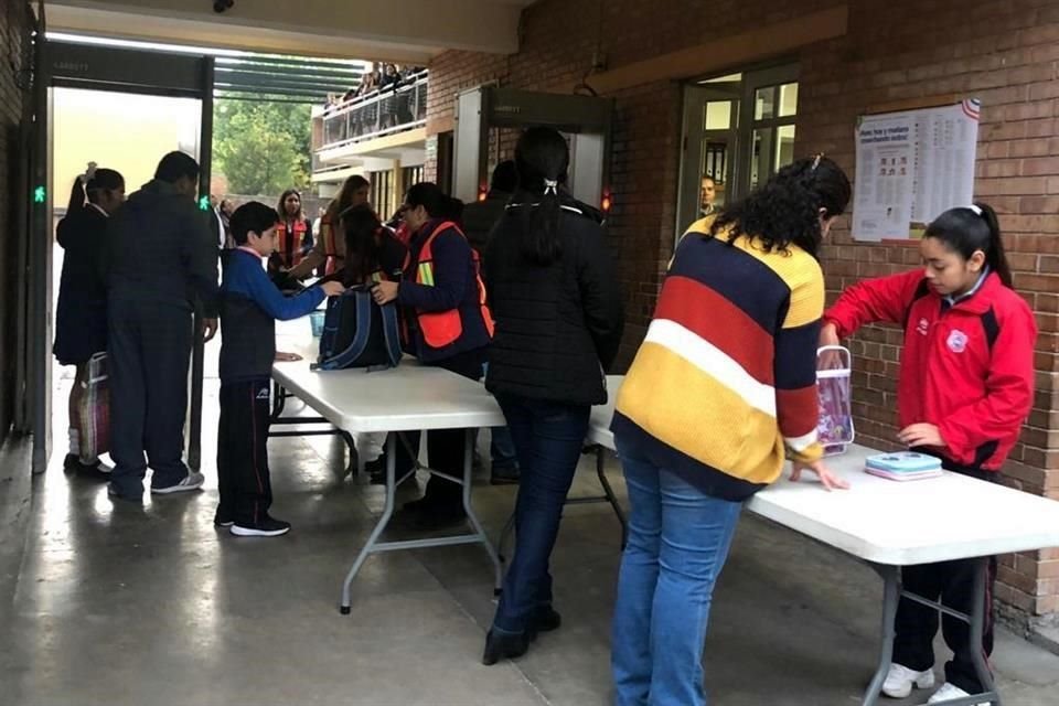 En los accesos al Colegio Cervantes, en Torreón, se instalaron detectores de metales y se colocaron mesas para revisar mochilas de estudiantes.