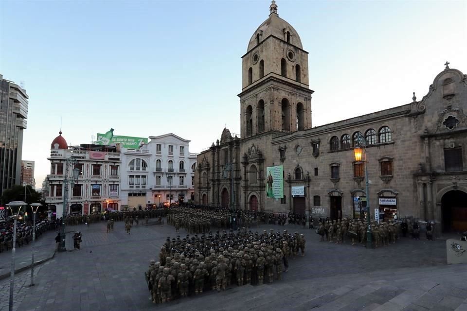El movimiento poco usal de militares y policías en los alrededores de la plaza San Francisco, como tambien la Plaza Murillo en La Paz.