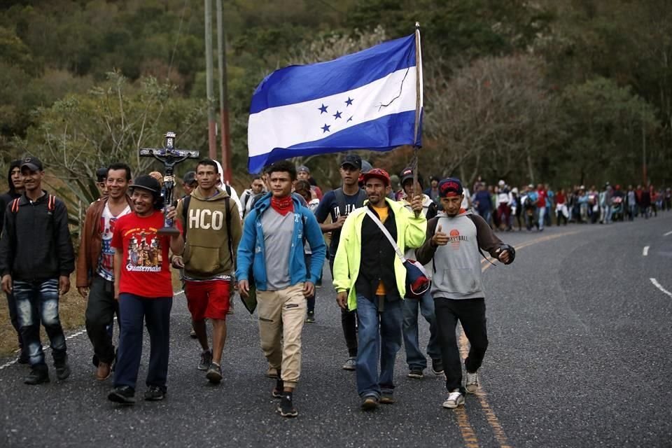 Durante la madrugada, los migrantes reanudaron su camino hacia la frontera entre Guatemala y México.