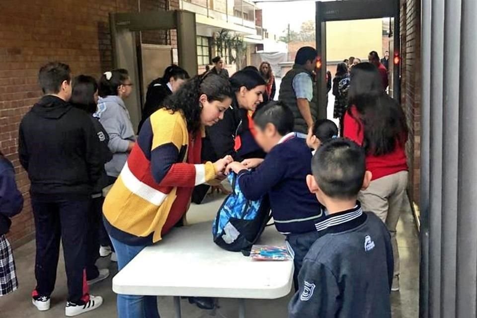 En los accesos al Colegio Cervantes, en Torreón, se instalaron detectores de metales y se colocaron mesas para revisar mochilas de estudiantes.