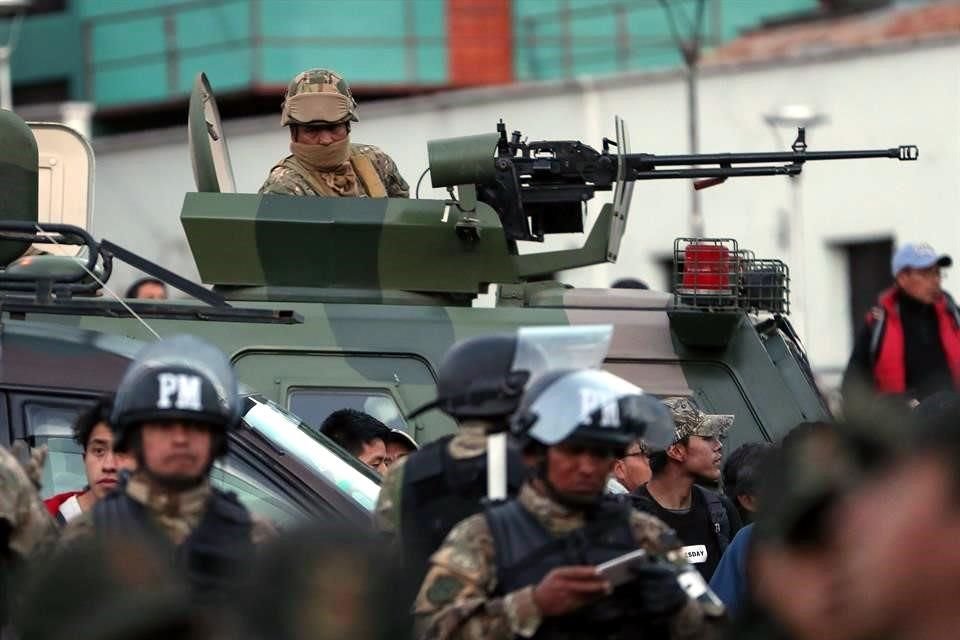 Tanquetas militares y pelementos con equipos antimotines se veían en las calles del país.