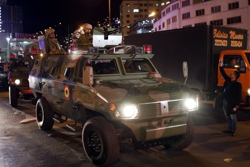Vehículos armados en La Paz, Bolivia, el jueves.