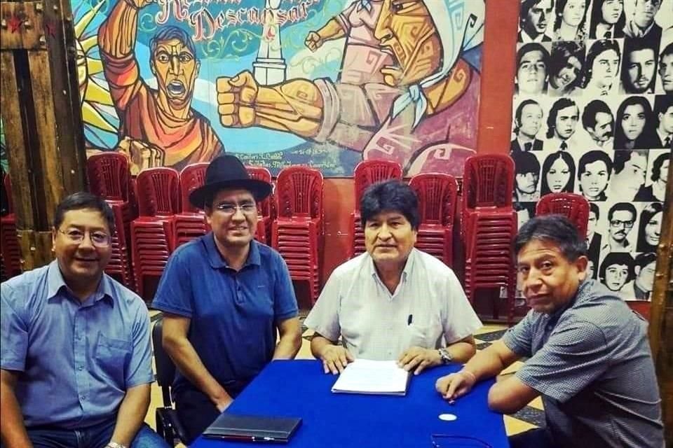 De izquieda a derecha, Luis Arce Catacora, Diego Pary Rodríguez, Evo Morales y David Choquehuanca en la firma del acuerdo por la unidad y el fortalecimiento de la formación del partido Movimiento al Socialismo (MAS).