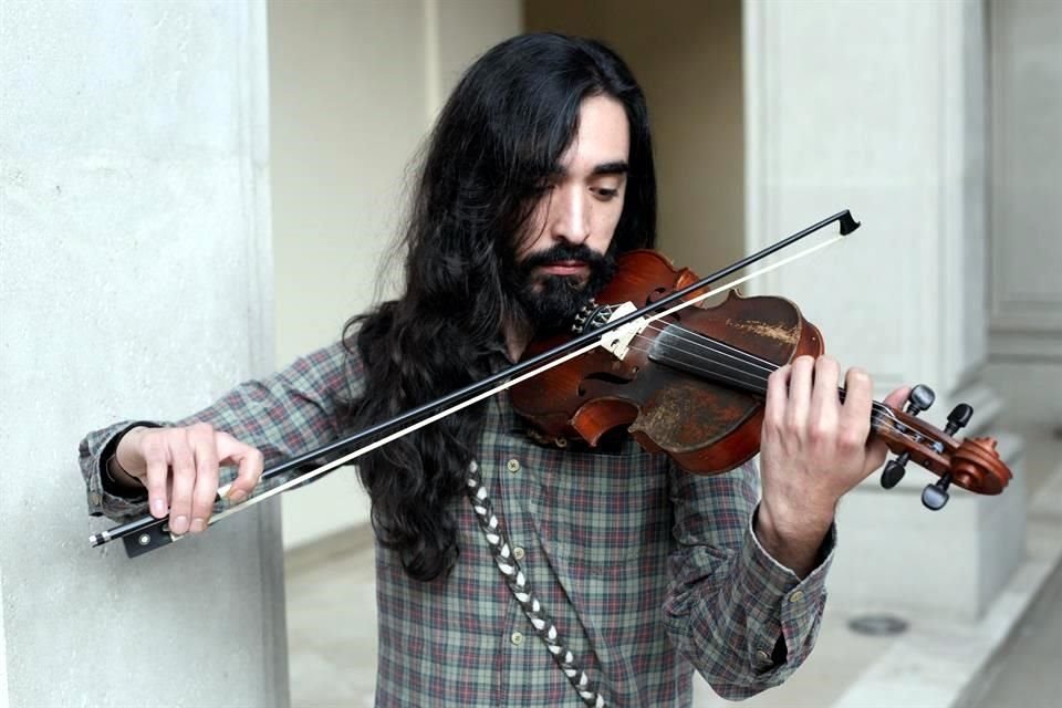 El violín de Carlos Alegre luce las cicatrices de la experimentación del músico.