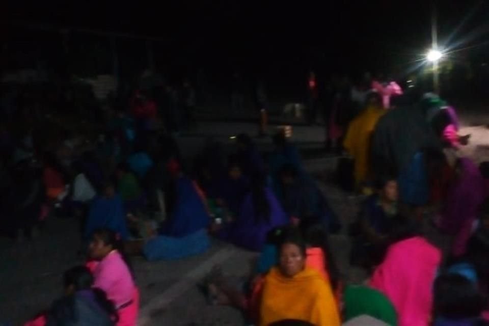 Tras el asesinato de diez personas, pobladores bloquean la carretera Chilapa Hueycantenango.