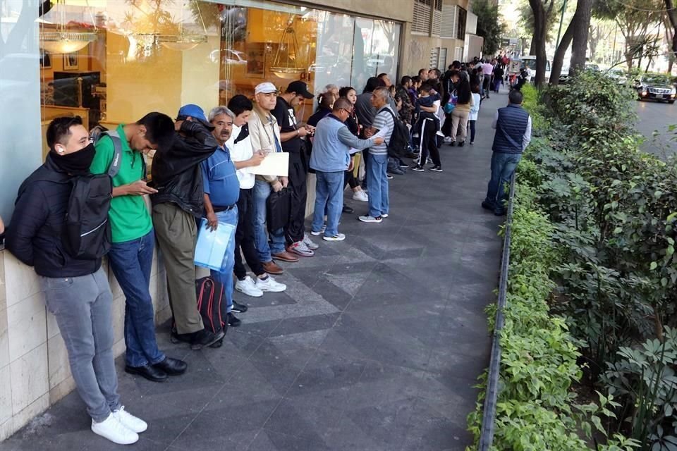 Las personas hicieron fila en las oficinas del Registro Nacional de Población para regularizar los datos de su CURP.
