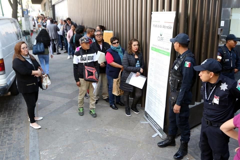 Las personas hicieron fila en las oficinas del Registro Nacional de Población para regularizar los datos de su CURP.