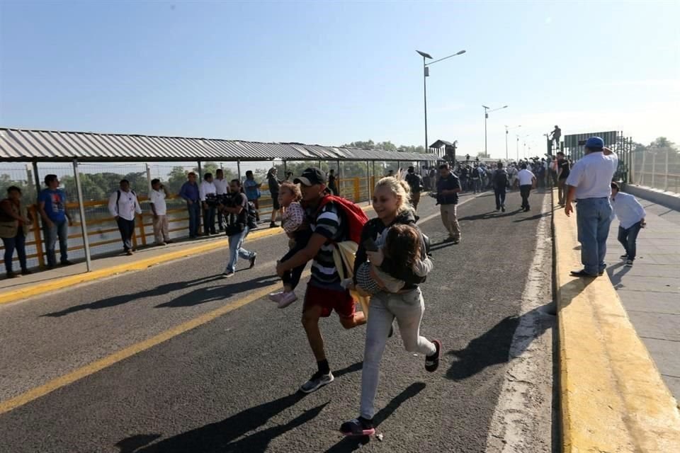 Los migrantes intentaron presionar a la valla de elementos de la GN para ingresar por la fuerza pero les rociaron gas, algunos lograron ingresas a territorio mexicano.