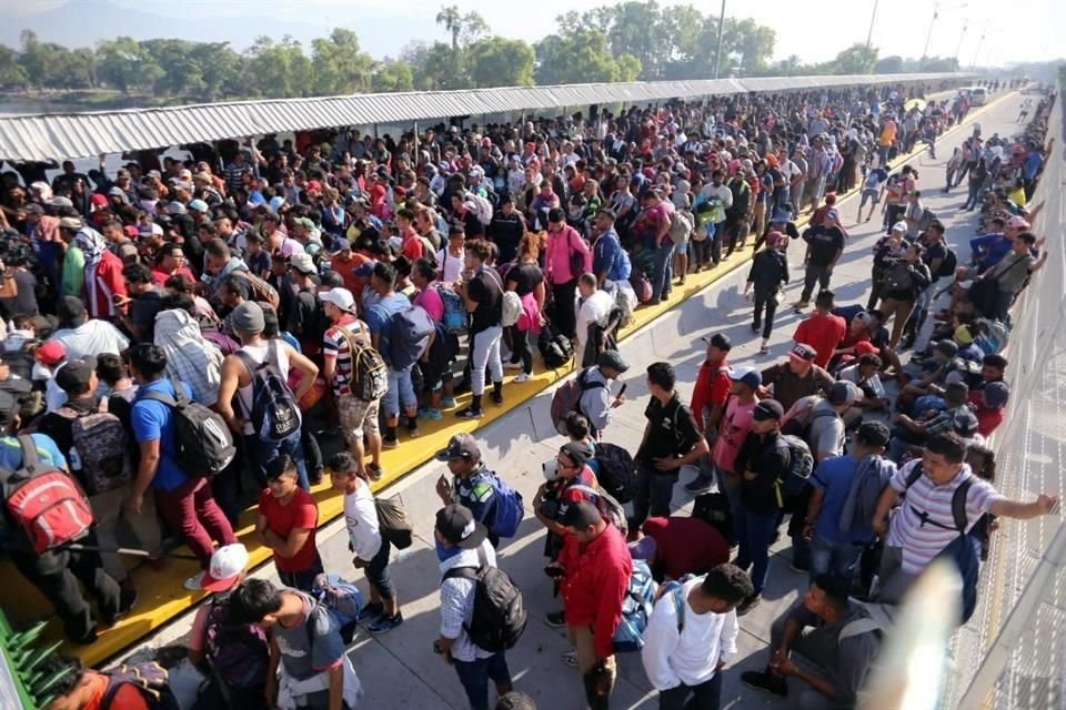 Unos mil 500 migantes se encuentran en el Puente Internacional en la frontera de Guatemala con México.