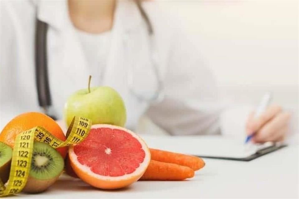 Tania Nava Ponce, especialista del Centro de Nutrición & Obesidad del Centro Médico ABC, comenta que, al inicio del año, es común que los pacientes hagan dieta sin consultar a los expertos.
