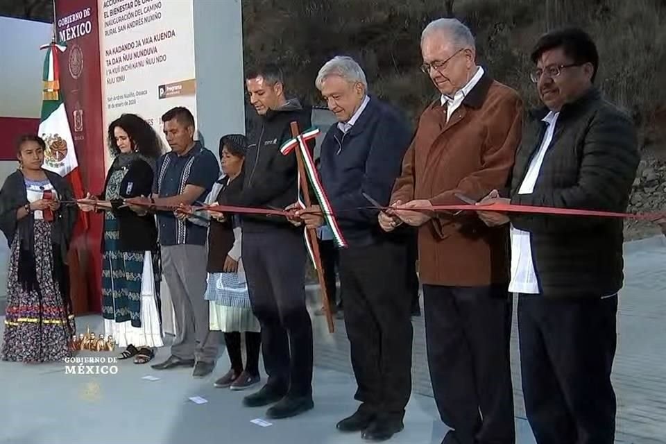 El Mandatario inauguró un camino en San Andrés Nuxiño, Oaxaca, junto con el Gobernador Alejandro Murat.
