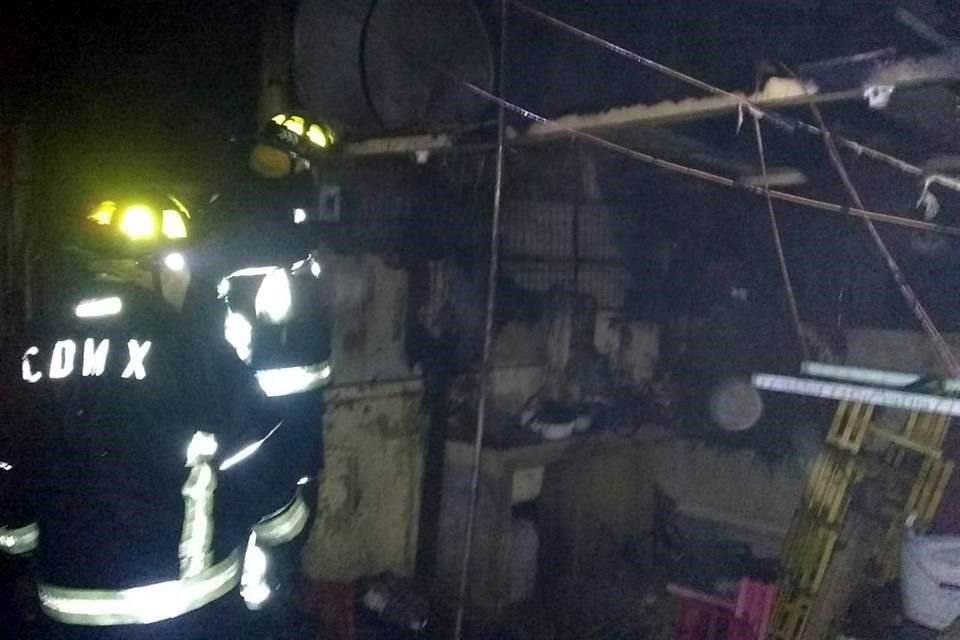 Autoridades informaron que incendio en Mercado de Flores, en Xochimilco, fue controlado, 12 locales resultaron afectados y no hay heridos.