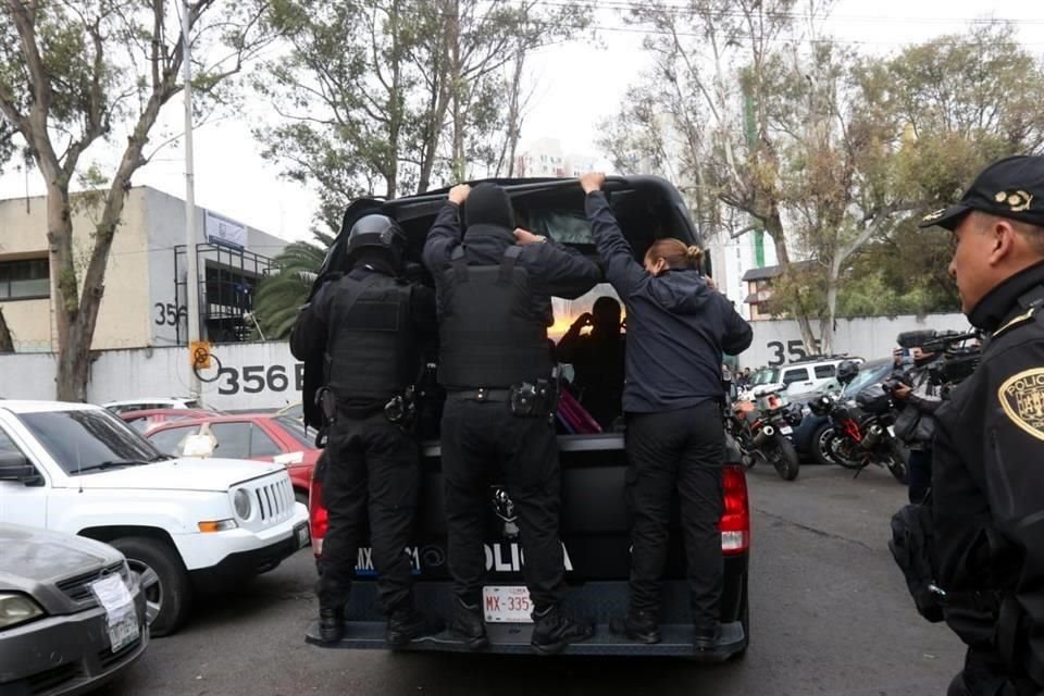 Los detenidos fueron trasladados en una unidad blindada a la Fiscalía Central de Investigación para el Delito de Narcomenudeo.