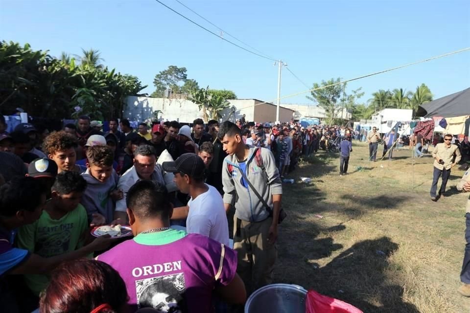 Los migrantes esperan a un nuevo grupo para intentar mañana cruzar la frontera hacia México.