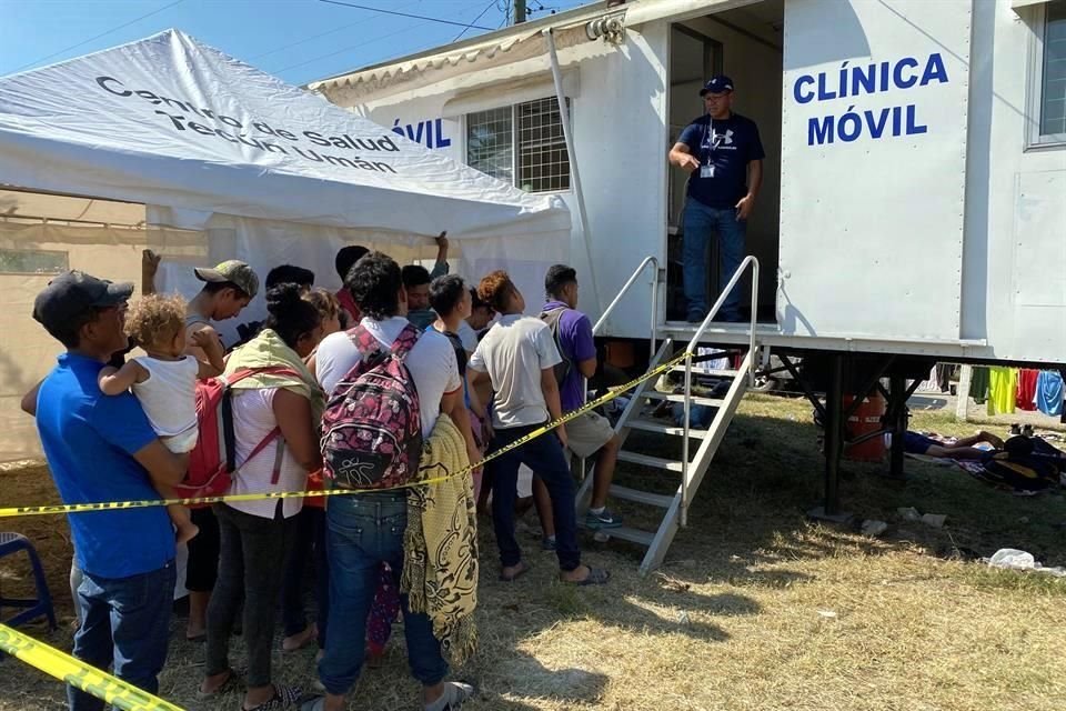Migrantes aguardan para recibir atención médica.