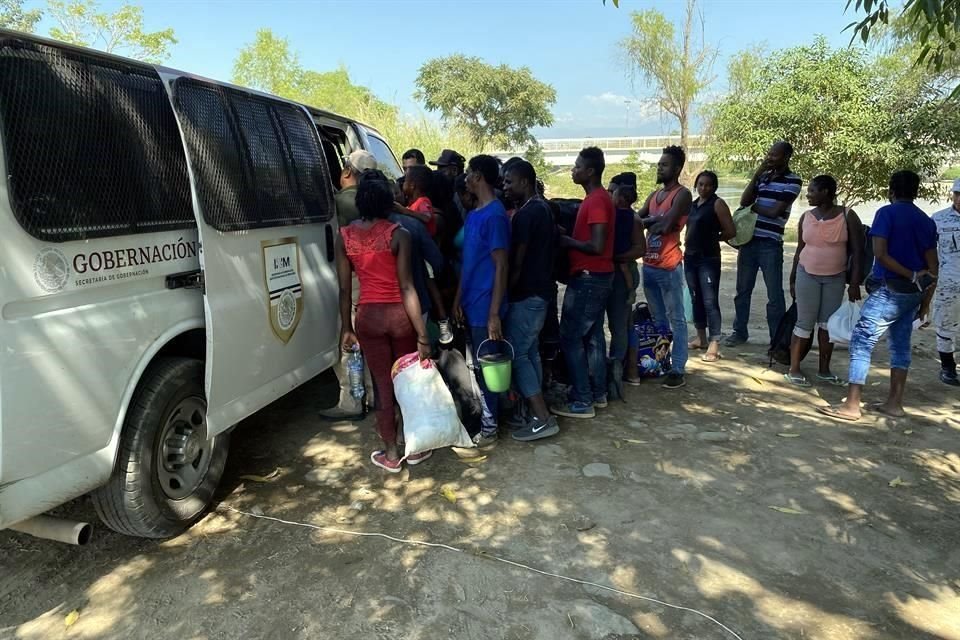 Un grupo de haitianos que cruzó a México por el río Suchiate fueron asegurados por la Guardia Nacional y entregados al INM.