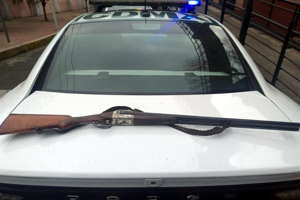 Los delincuentes fueron detenidos con una escopeta calibre .16 abastecida con seis cartuchos, en la Escandón.