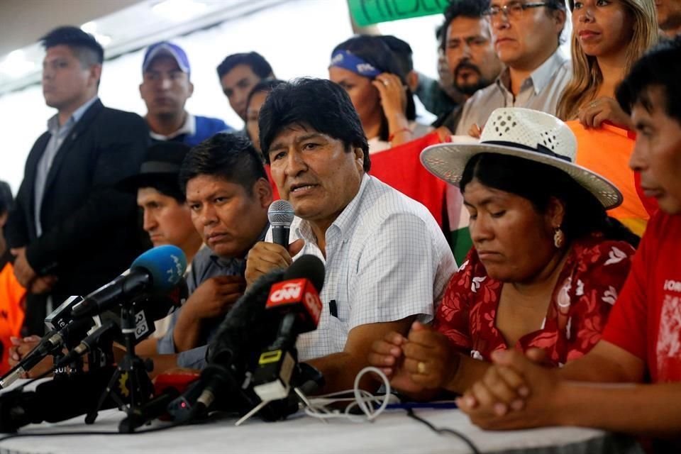 Luis Arce Catacora y David Choquehuanca serán candidatos del partido de Evo Morales (foto, centro) para comicios de Bolivia, reportó Los Tiempos.